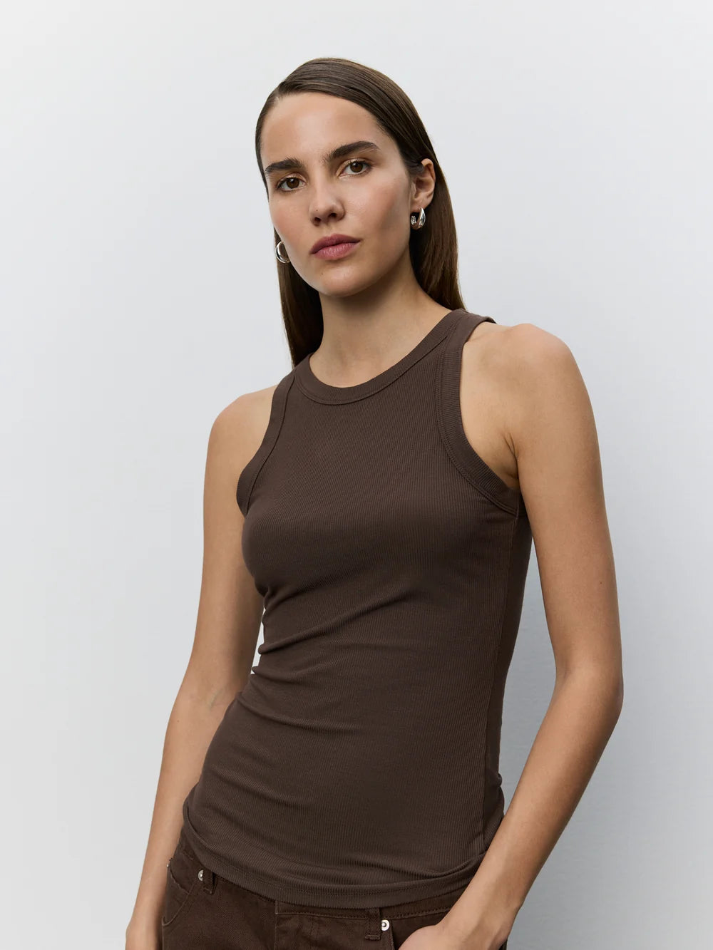 JULLIESW TOP fra Sofie Schnoor i Brown Fudge med høj hals og slim-fit pasform – køb hos butikalrum.dk.