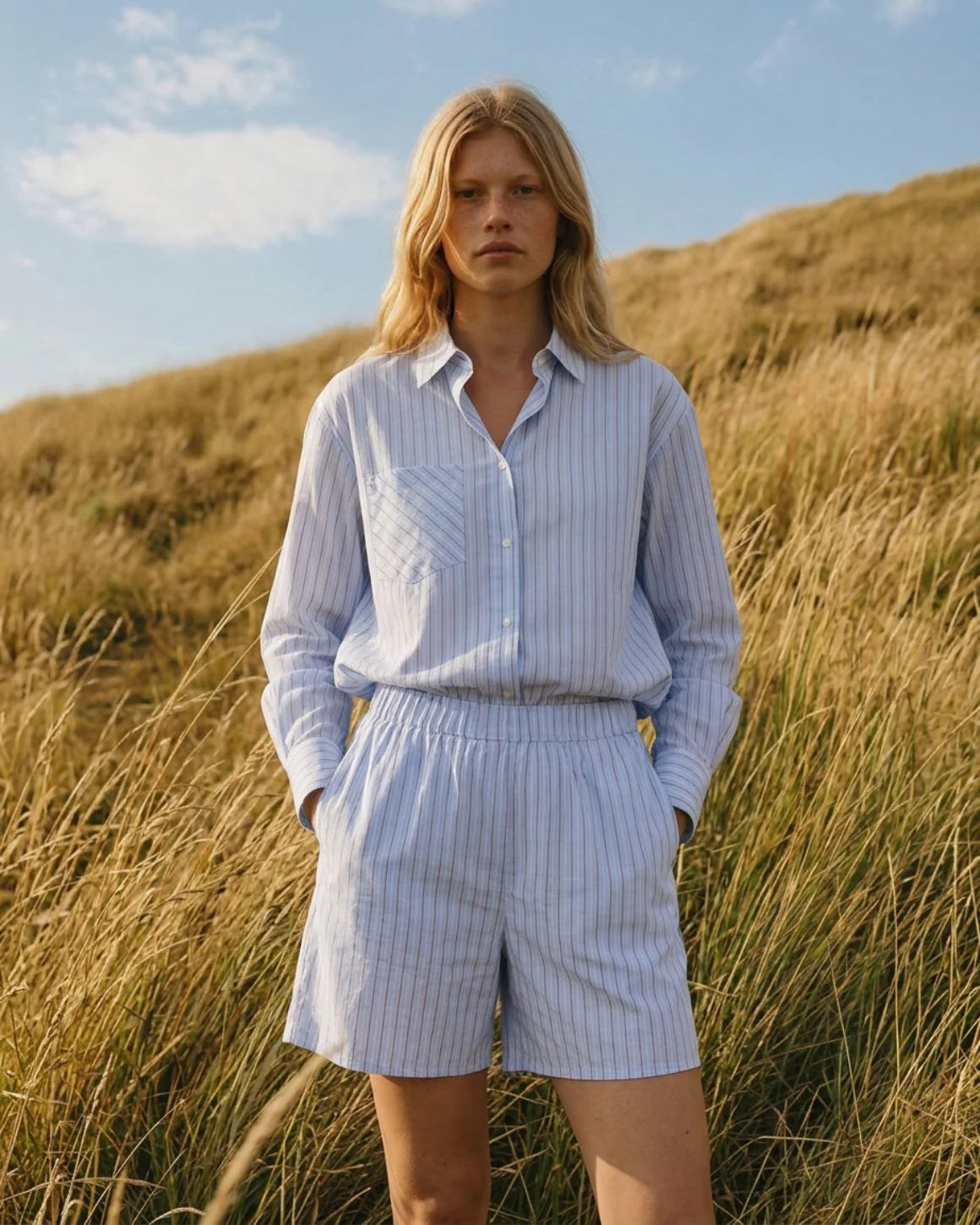 Stribede sommershorts i lyseblå, rød og hvid fra LA RŌUGE med elastik i taljen og lommer perfekt til sommer - køb hos butikalrum.dk