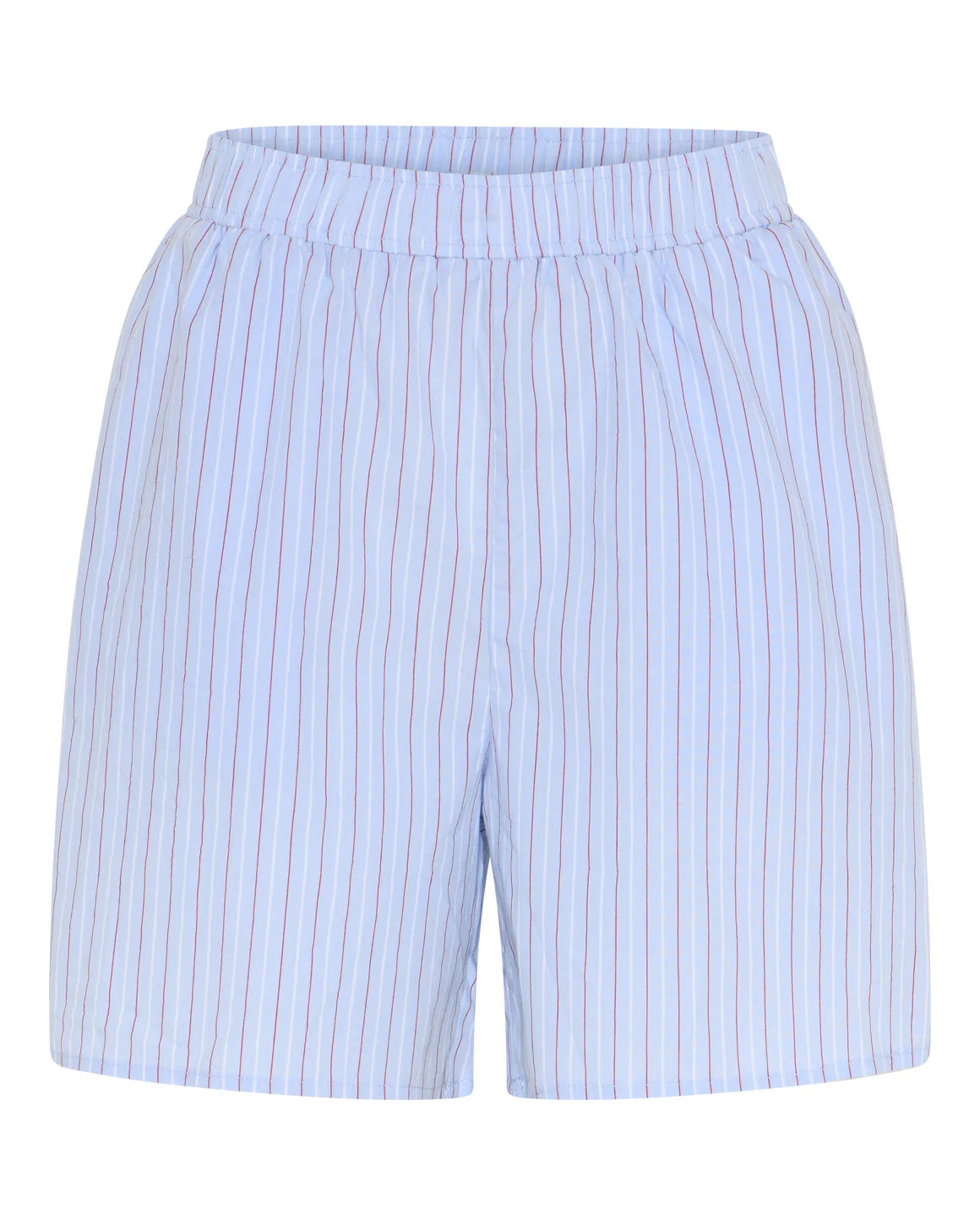 Stribede sommershorts i lyseblå, rød og hvid fra LA RŌUGE med elastik i taljen og lommer perfekt til sommer - køb hos butikalrum.dk