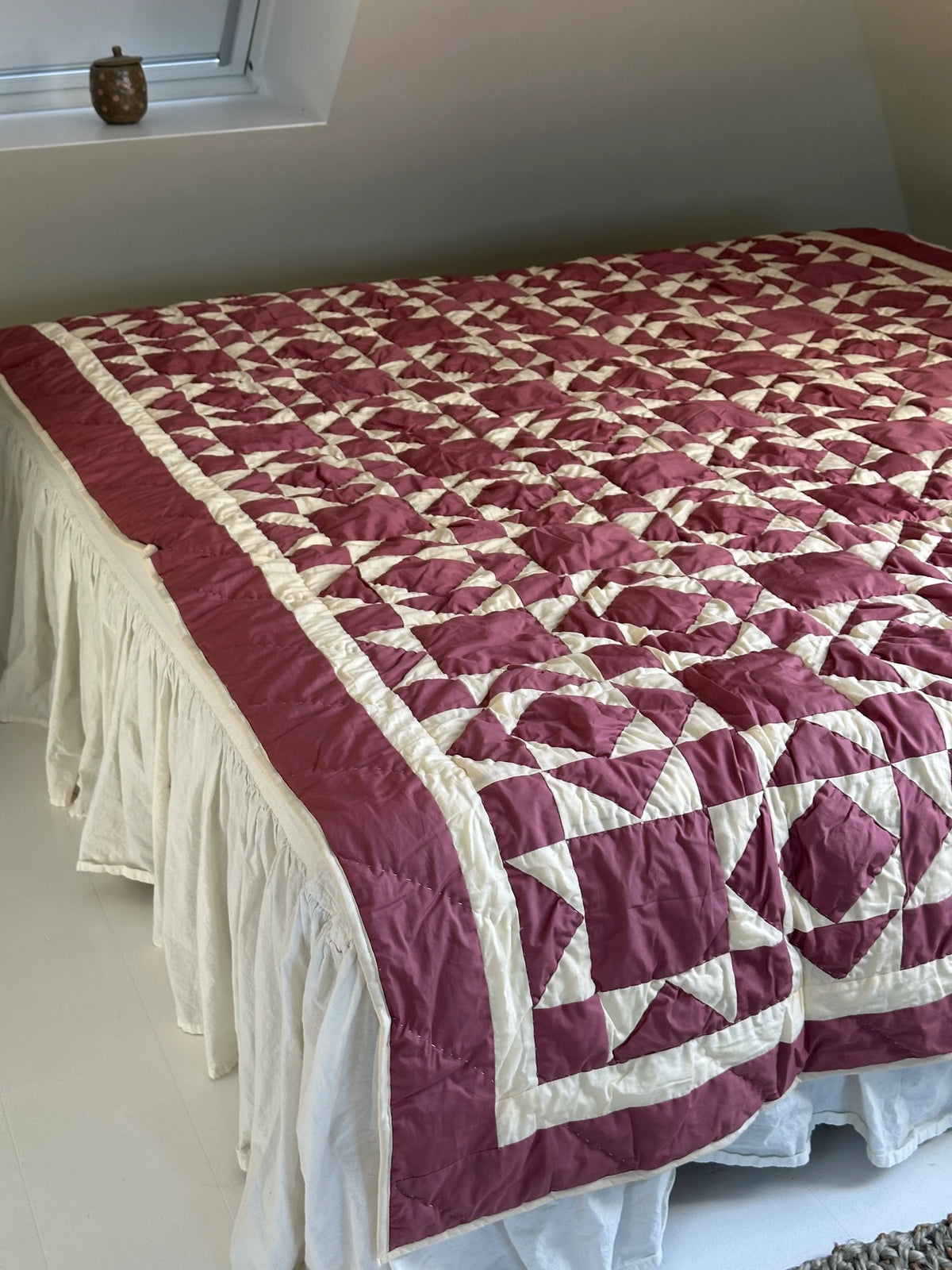 Jou Patchwork Plaid og Sengetæppe Style 8 i creme og mørk rosa, 130x180 cm, håndsyet i 100% bomuld – køb hos butikalrum.dk.