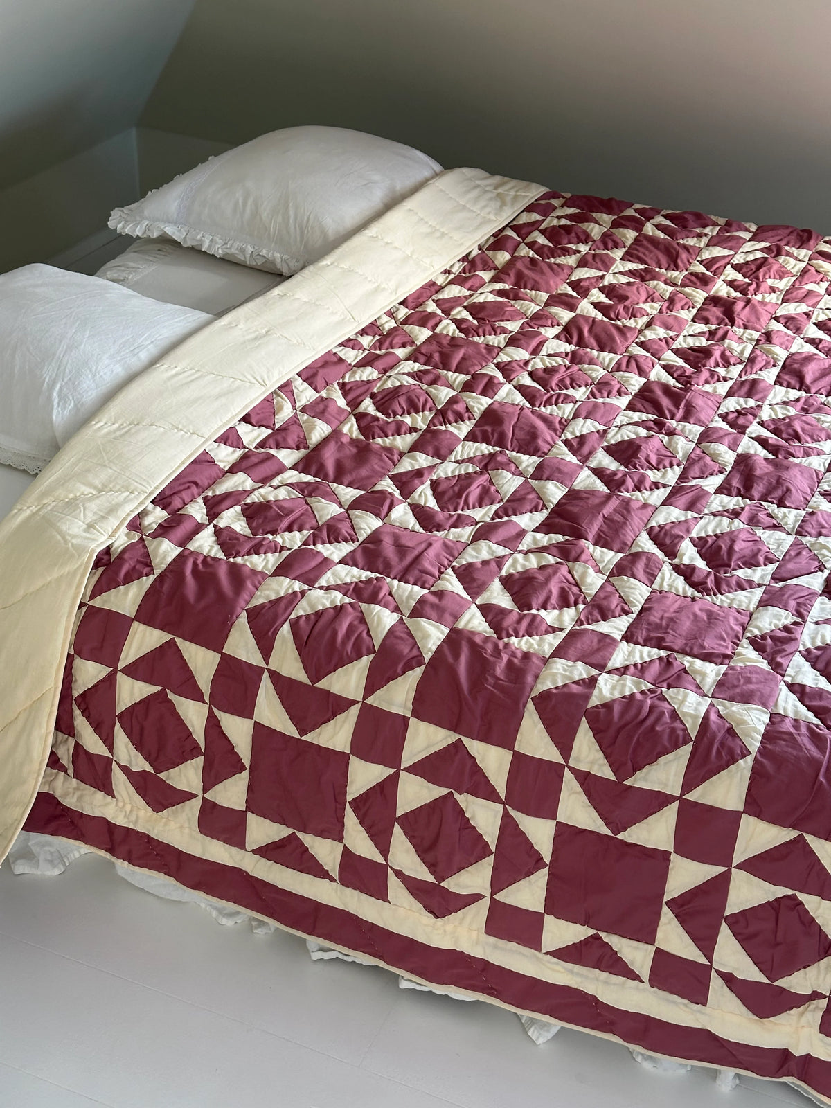 Jou Patchwork Plaid og Sengetæppe Style 8 i creme og mørk rosa, 130x180 cm, håndsyet i 100% bomuld – køb hos butikalrum.dk.
