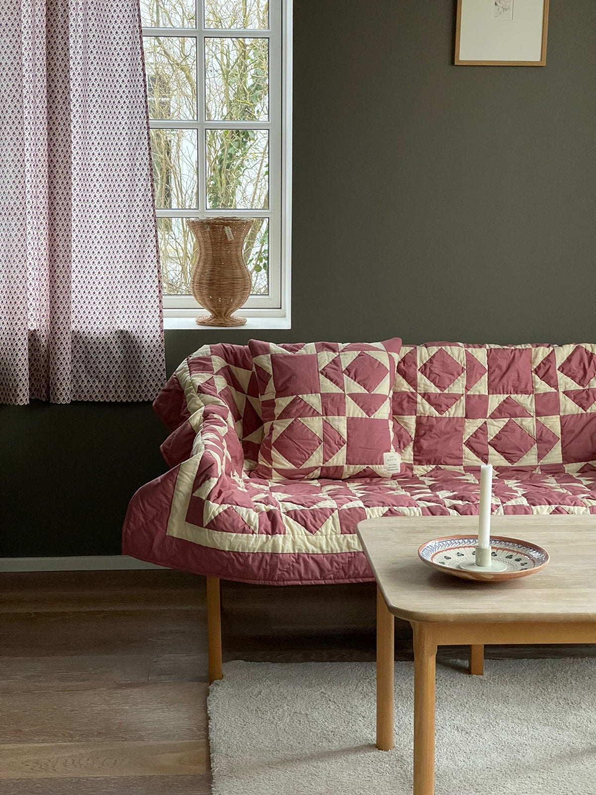 Jou Patchwork Plaid og Sengetæppe Style 8 i creme og mørk rosa, 130x180 cm, håndsyet i 100% bomuld – køb hos butikalrum.dk.