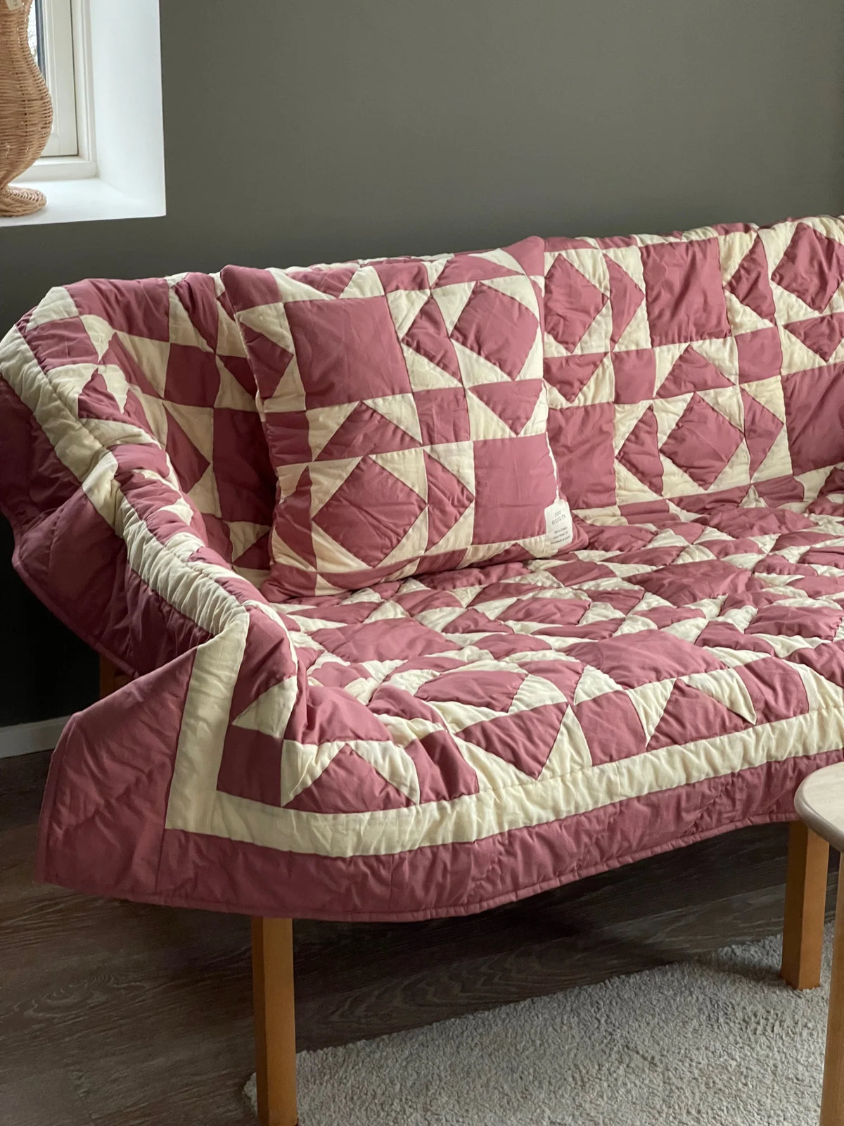 Jou Patchwork Plaid og Sengetæppe Style 8 i creme og mørk rosa, 130x180 cm, håndsyet i 100% bomuld – køb hos butikalrum.dk.