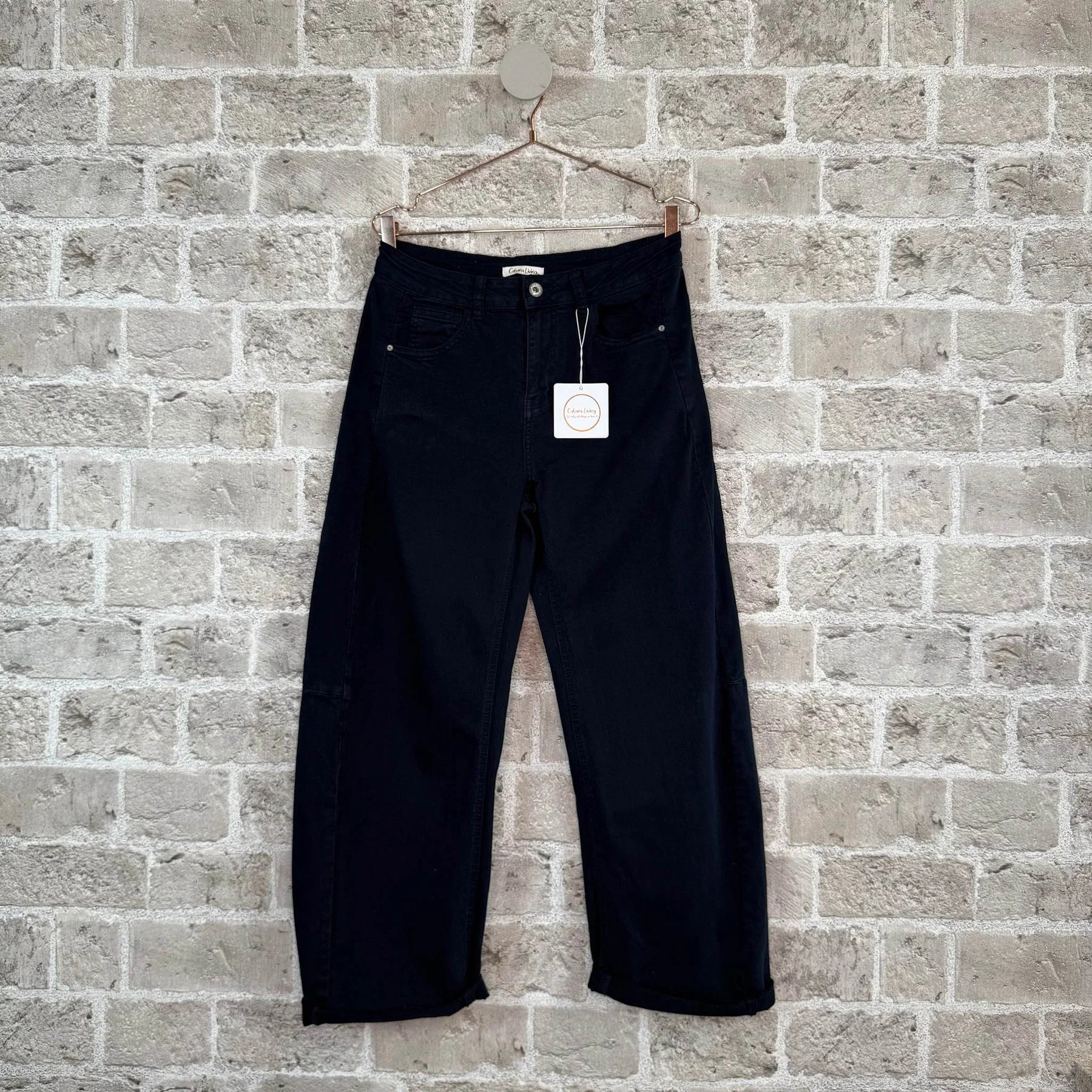 Jude Barrel bukser fra Cabana Living i Black-2 med moderne barrel-pasform – køb hos butikalrum.dk.
