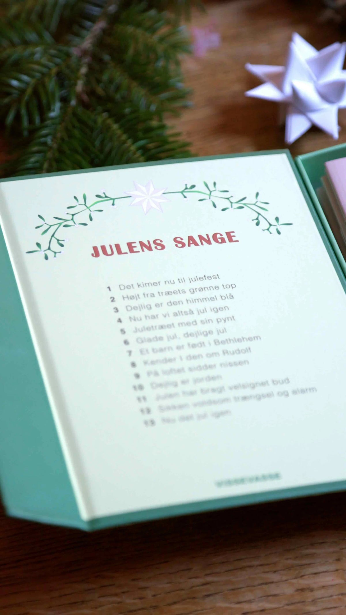 Julens Sange sanghæfte med 13 populære julesange i fin æske – sælges enkeltvis – køb hos butikalrum.dk.