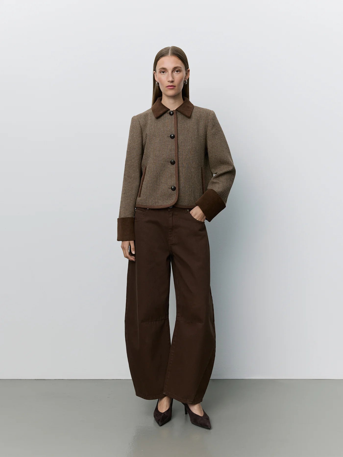 KAMIKKASW kort blazer fra Sofie Schnoor i Brown Check med kordfløjlsdetaljer og flettede læderknapper – køb hos butikalrum.dk.
