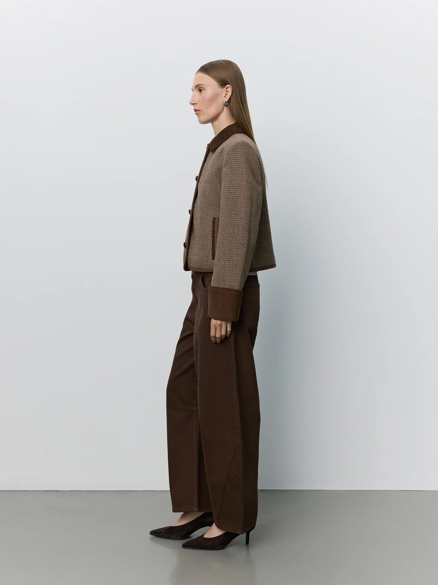 KAMIKKASW kort blazer fra Sofie Schnoor i Brown Check med kordfløjlsdetaljer og flettede læderknapper – køb hos butikalrum.dk.