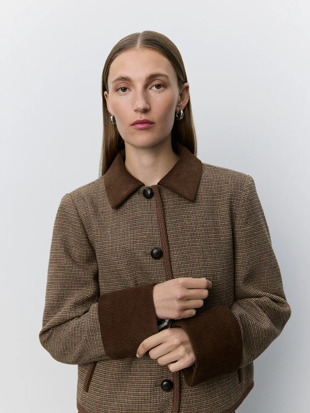 KAMIKKASW kort blazer fra Sofie Schnoor i Brown Check med kordfløjlsdetaljer og flettede læderknapper – køb hos butikalrum.dk.