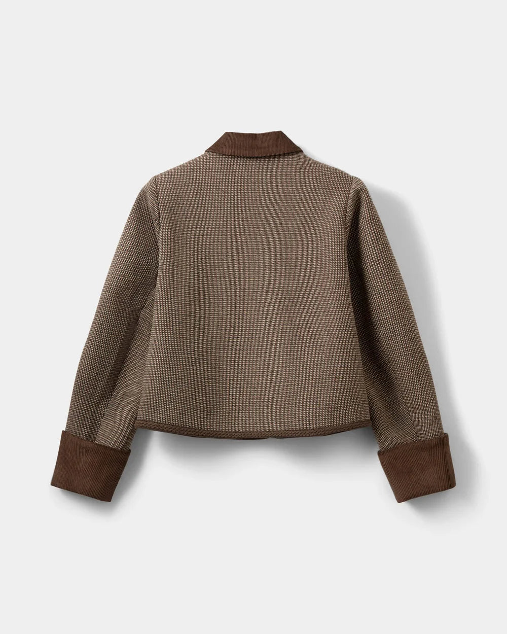 KAMIKKASW kort blazer fra Sofie Schnoor i Brown Check med kordfløjlsdetaljer og flettede læderknapper – køb hos butikalrum.dk.