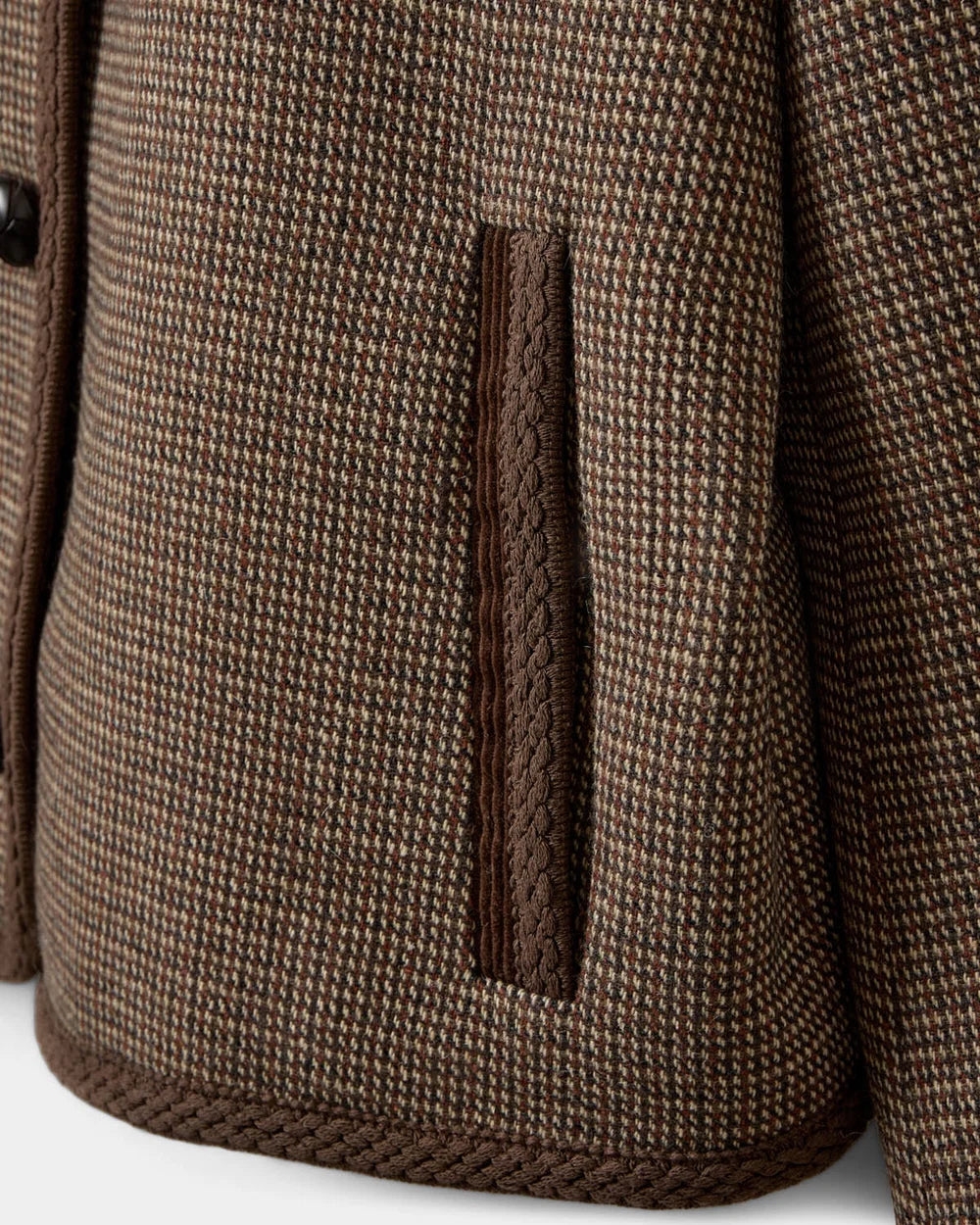 KAMIKKASW kort blazer fra Sofie Schnoor i Brown Check med kordfløjlsdetaljer og flettede læderknapper – køb hos butikalrum.dk.