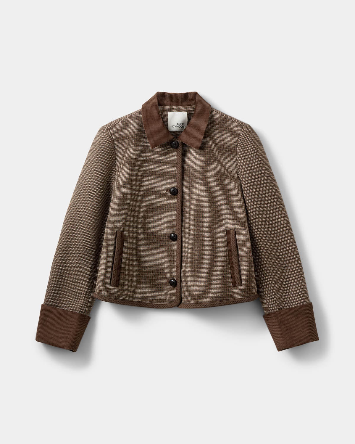 KAMIKKASW kort blazer fra Sofie Schnoor i Brown Check med kordfløjlsdetaljer og flettede læderknapper – køb hos butikalrum.dk.