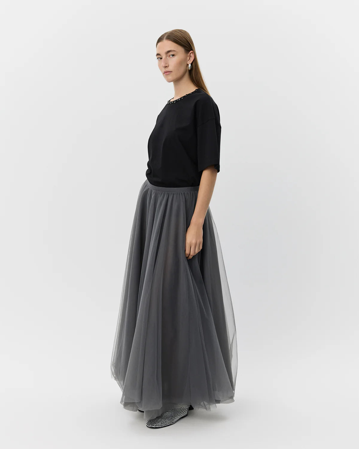 Kaylasw maxi nederdel i stone grey med tyl og elastisk linning – køb hos Butik Alrum
