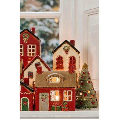 Keramikhus fra Ib Laursen med dørkrans og gaver, til fyrfadslys, skaber hyggelig juledekoration