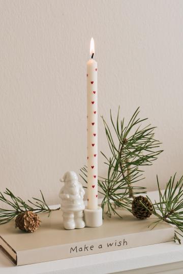 Højt kertelys med fine hjerter – dekorativt stearinlys produceret i EU, fra Butikalrum.dk på Amagerbro