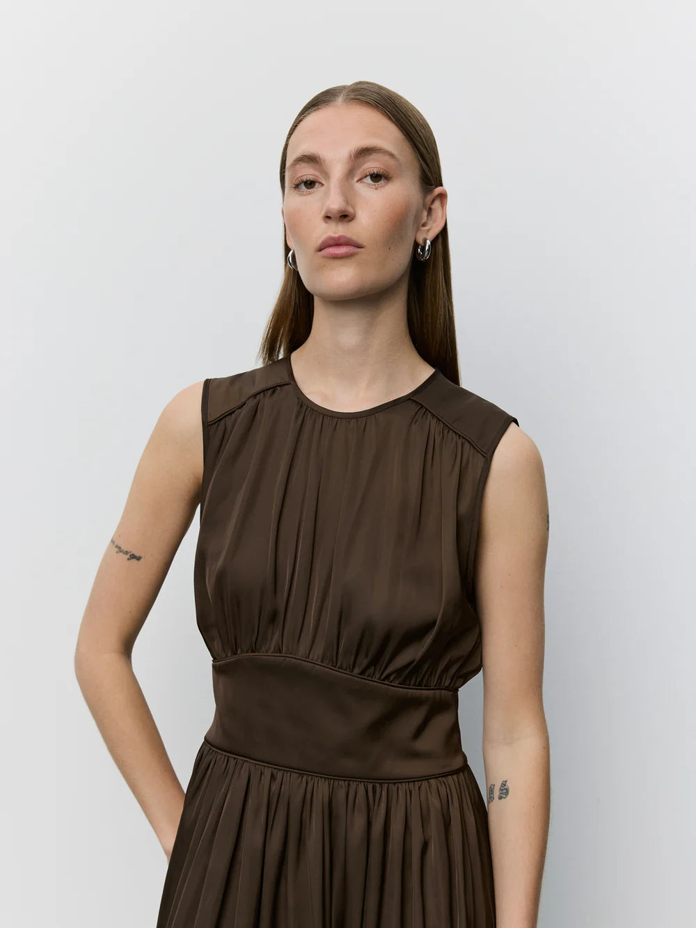 LINSW maxi kjole fra Sofie Schnoor i Intense Brown med markeret talje og lang silhuet – køb hos butikalrum.dk.