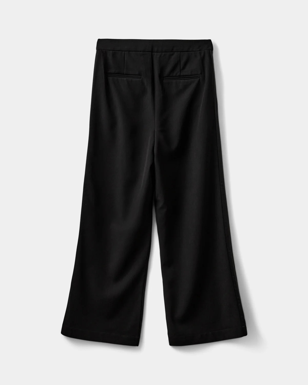 Køb LIVSW bukser i sort fra Sofie Schnoor hos butikalrum.dk – wide leg bukser med satinbånd og relaxed fit