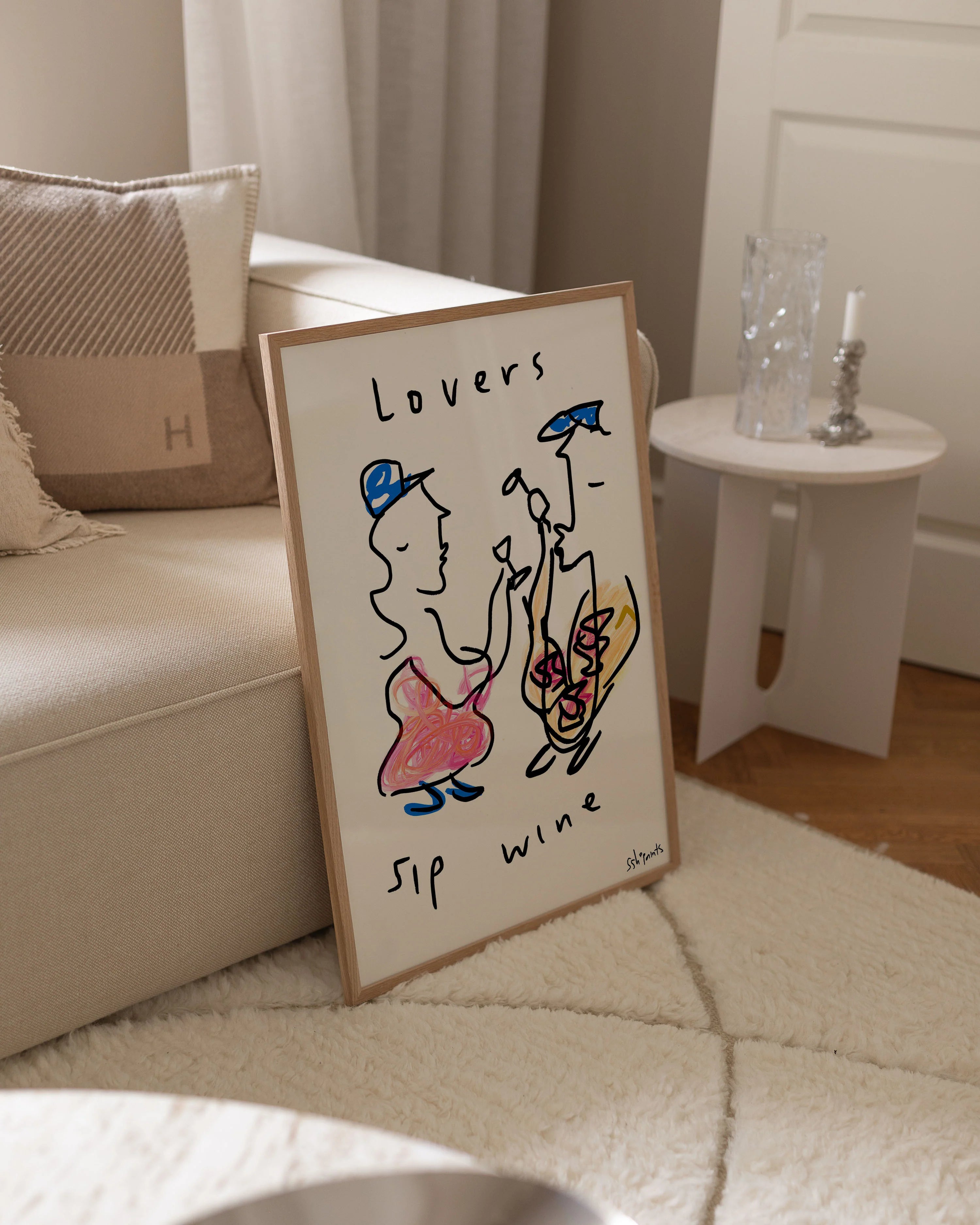Illustreret kunstplakat af to personer der nyder et glas vin – "LOVERS SIP WINE" af Ruby Hughes, udvalgt af Peléton og trykt på mat papir i høj kvalitet.