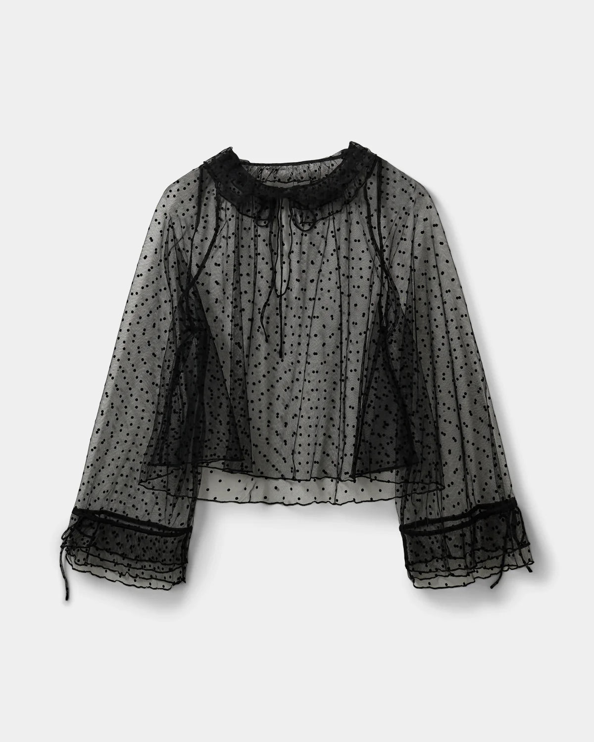 Sort mesh-bluse med flæser og prikker fra Sofie Schnoor – fås hos butikalrum.dk