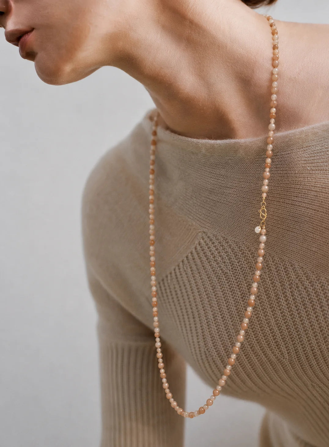 Lea Sunstone halskæde fra SOI Copenhagen med naturlige Sunstone-sten og 18k forgyldt sterlingsølv.