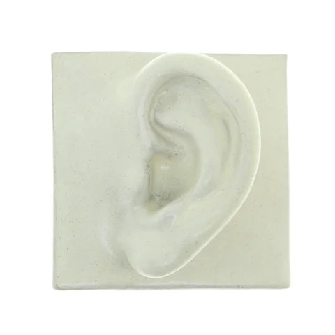 Håndlavet vægrelief "Left Ear" i Antique White – dansk design inspireret af antikkens skulpturer, fra butikalrum.dk
