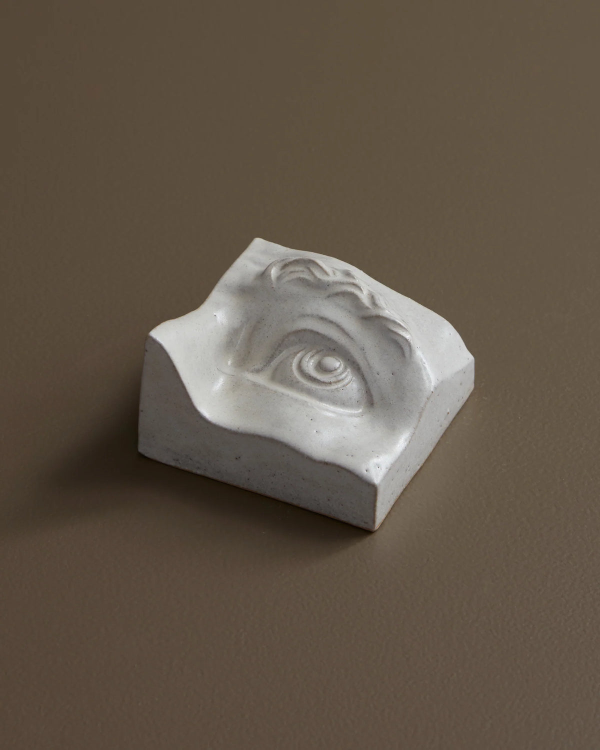 Eye Left keramisk relief fra Laoru Laoru i Antique White, håndlavet i glaseret stentøjsler – køb hos butikalrum.dk.