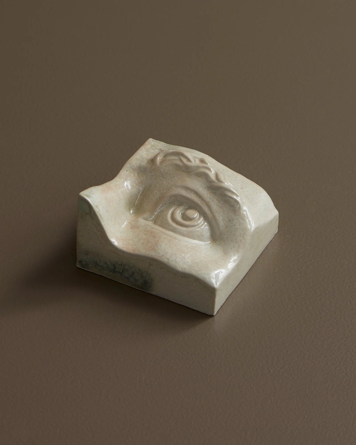 Eye Left keramisk relief fra Laoru Laoru i Crystal Green med levende glasur og naturlige variationer – køb hos butikalrum.dk.