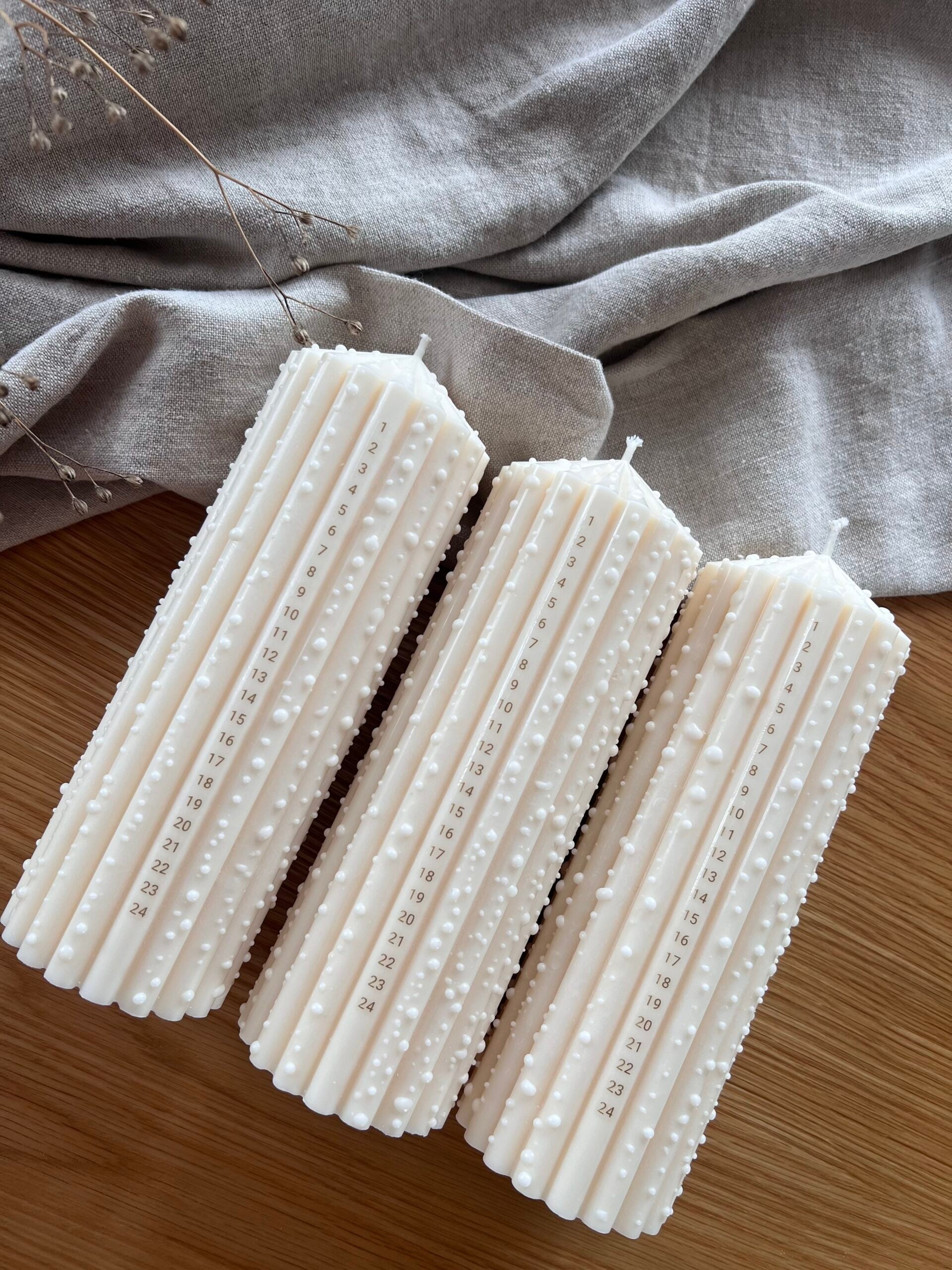 Køb Let it Snow hvidt kalenderlys med hvide prikker hos Butikalrum.dk – håndlavet, uparfumeret og ca. 90 timers brændetid