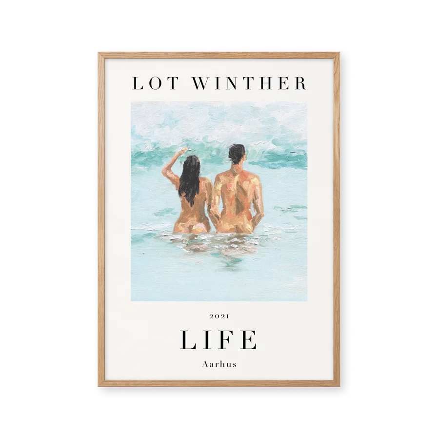 Life af Lot Winther, 2021 Aarhus. Plakat af to personer, der står med ryggen til i vand.