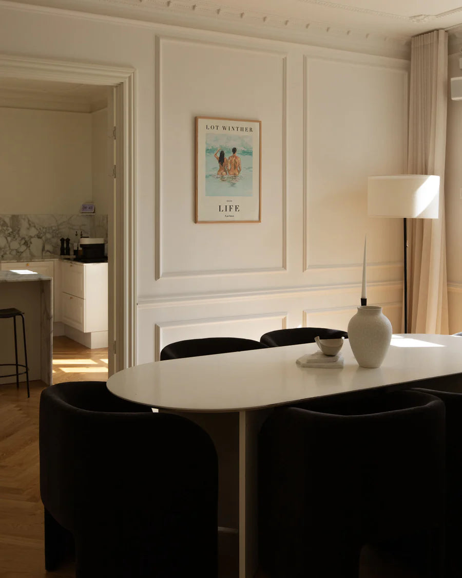 Life af Lot Winther, 2021 Aarhus. Plakat af to personer, der står med ryggen til i vand.