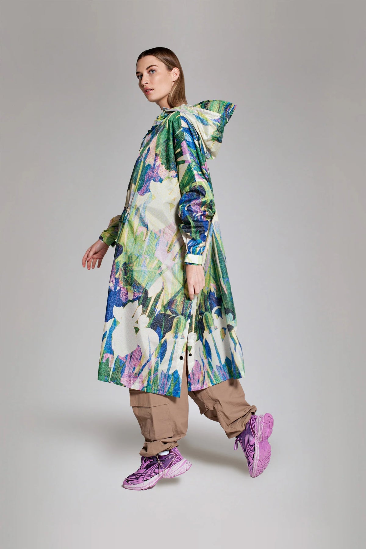 Rainkiss regnponcho med farverigt The Lily-mønster – liljer og pointillisme i Van Gogh-inspireret design. Unisex og vandtæt.