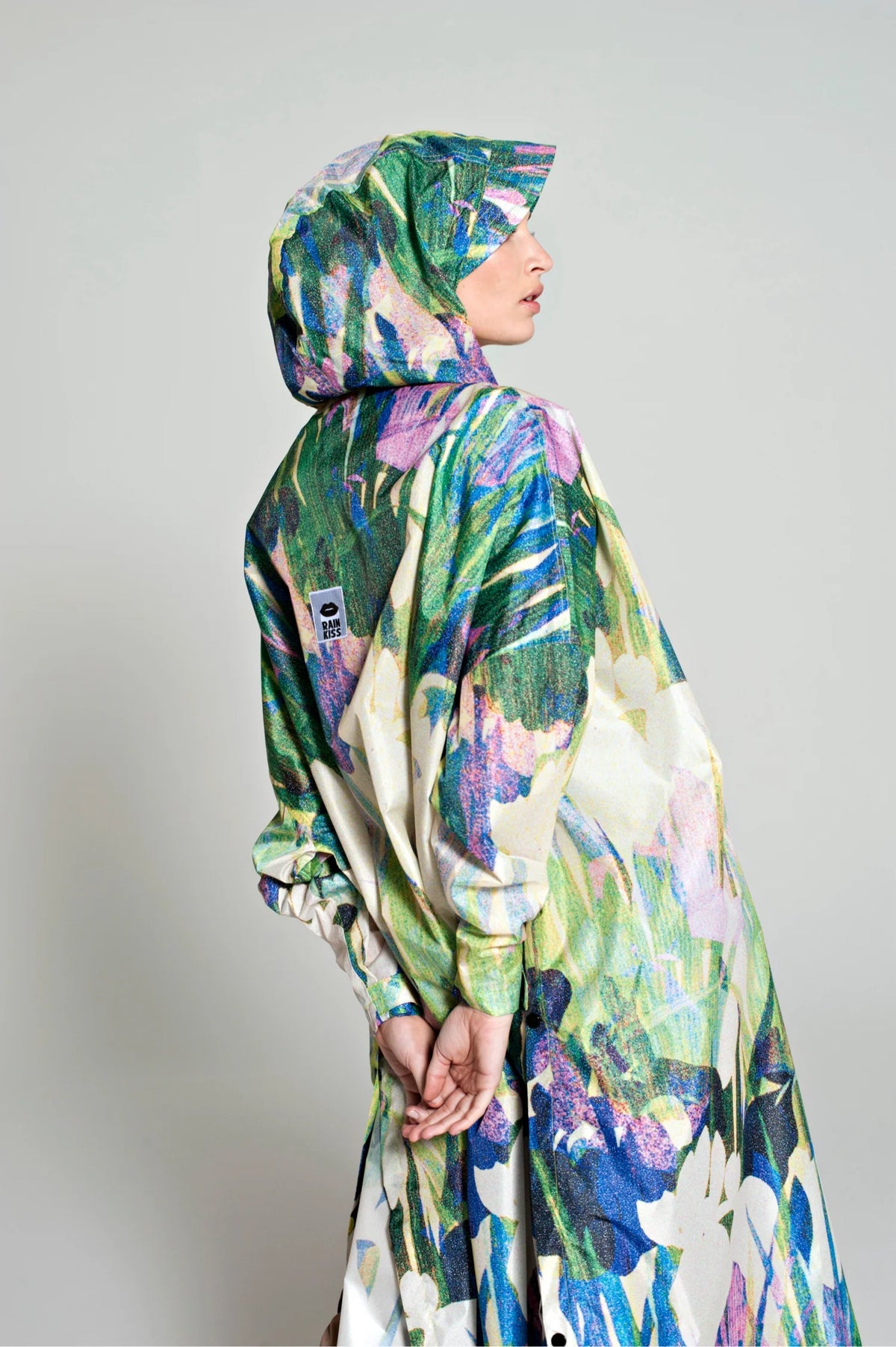 Rainkiss regnponcho med farverigt The Lily-mønster – liljer og pointillisme i Van Gogh-inspireret design. Unisex og vandtæt.