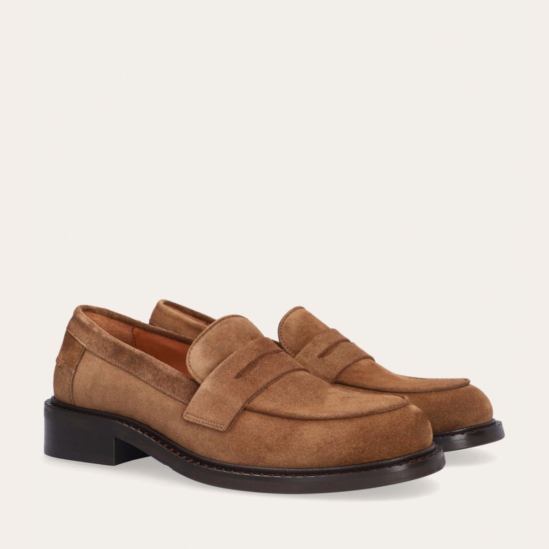 Håndlavet Billi Bi loafer i lysebrunt ruskind med dekorativt cut-out – køb hos butikalrum.dk