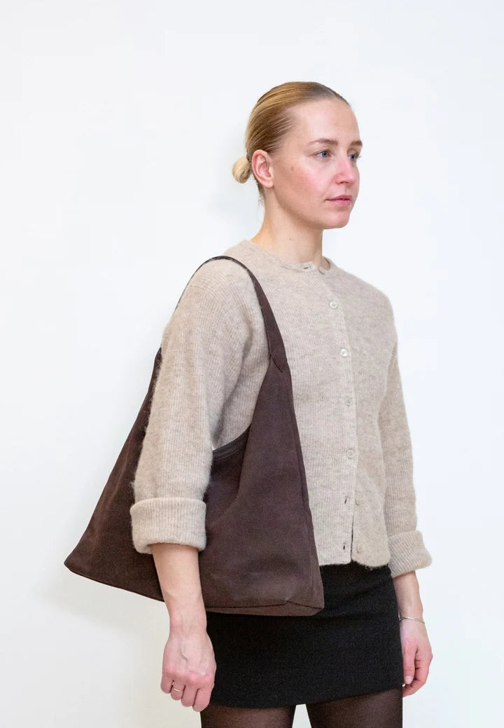 Lola Brush fra HVISK i Umber Brown med rummeligt design og plads til laptop op til 13,3" – køb hos butikalrum.dk.