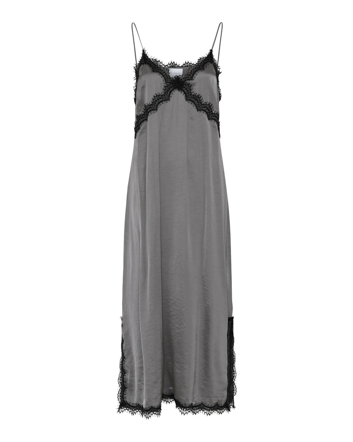 Lotte Satin Dress – satin slip dress med justerbare stropper og blondedetaljer.