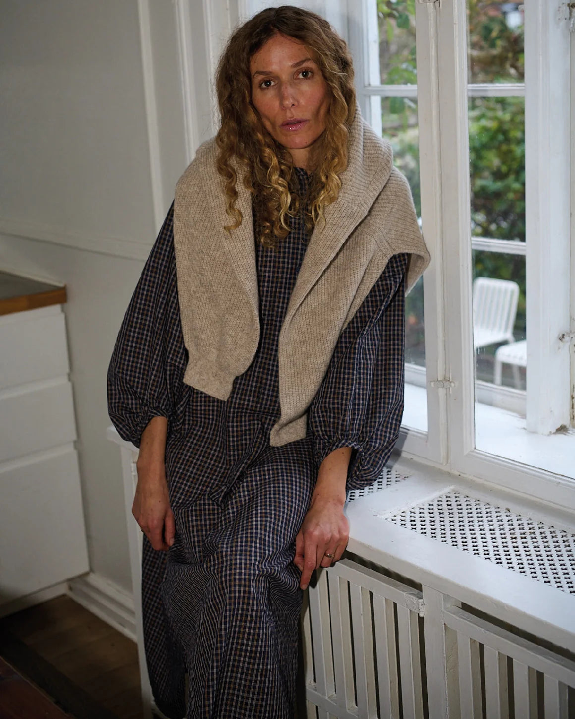 Louise Shirtdress i Navy Checks fra La Rouge i 100% bomuld med A-formet pasform og 3/4-lange pufærmer – køb hos butikalrum.dk.