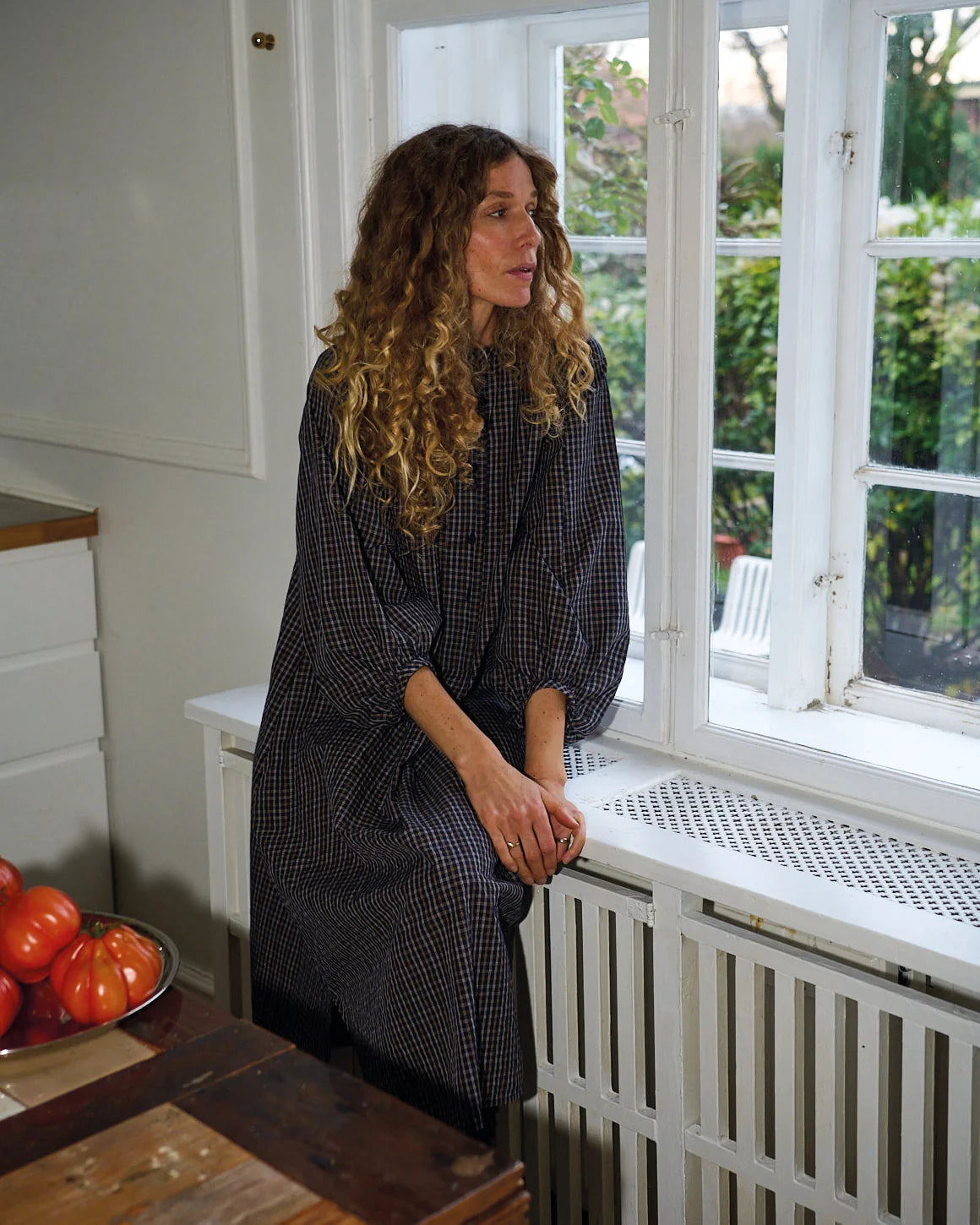 Louise Shirtdress i Navy Checks fra La Rouge i 100% bomuld med A-formet pasform og 3/4-lange pufærmer – køb hos butikalrum.dk.