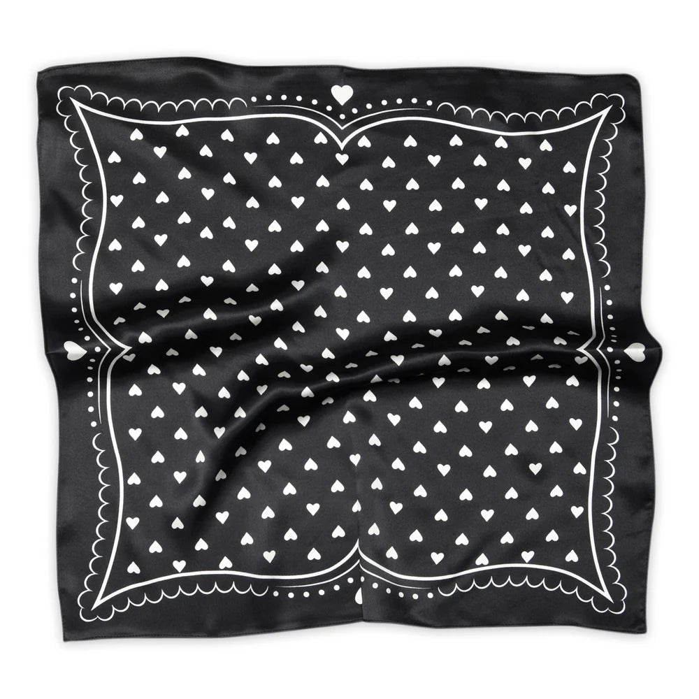 Love Small Silk Scarf fra MPWoman i sort med små hjerter, 100% silke og størrelse 52 x 52 cm.
