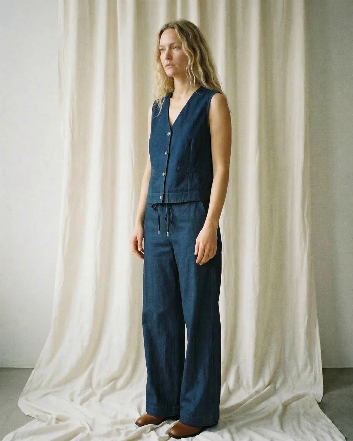 Luna Pants fra LA RōUGE i let denim med brede ben og elastik i taljen - stilrene damebukser