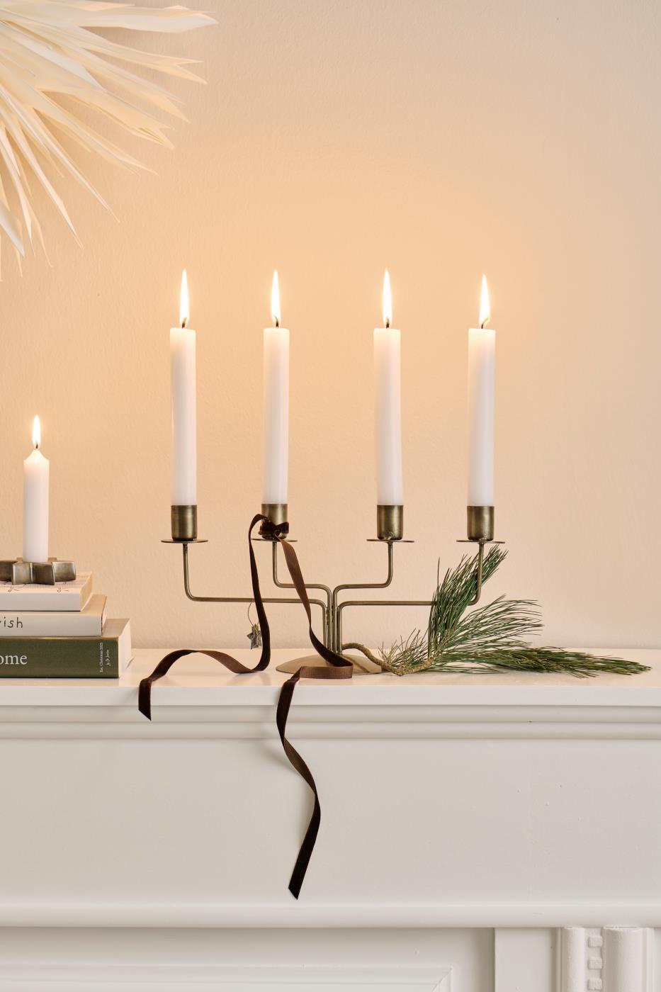 Stylish Christmas lysestage i metal til 4 kronelys på 2,2 cm – også fin som adventsstage – køb hos butikalrum.dk.