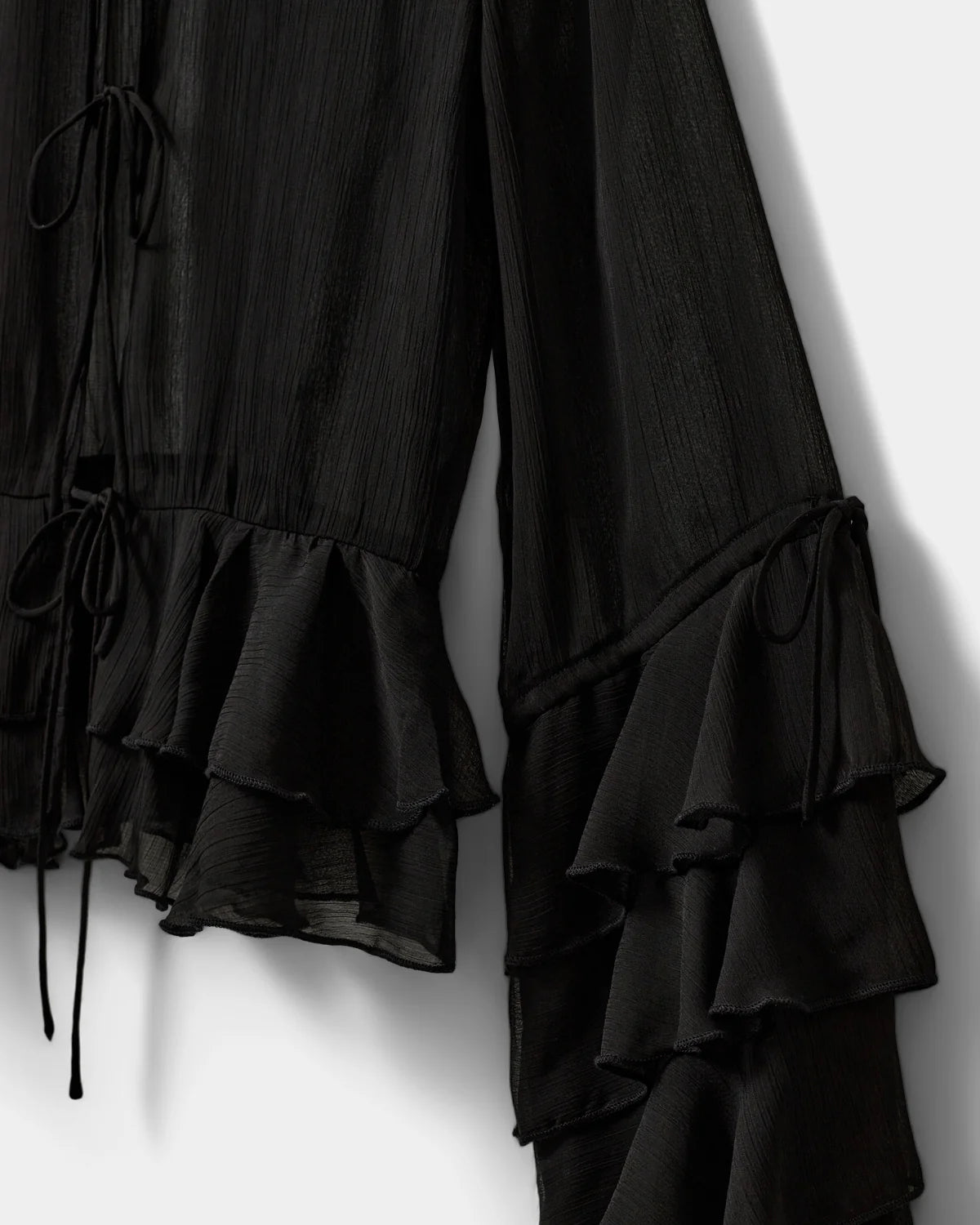 Sort MACISW skjorte i transparent polyester med flæsedetaljer fra Sofie Schnoor