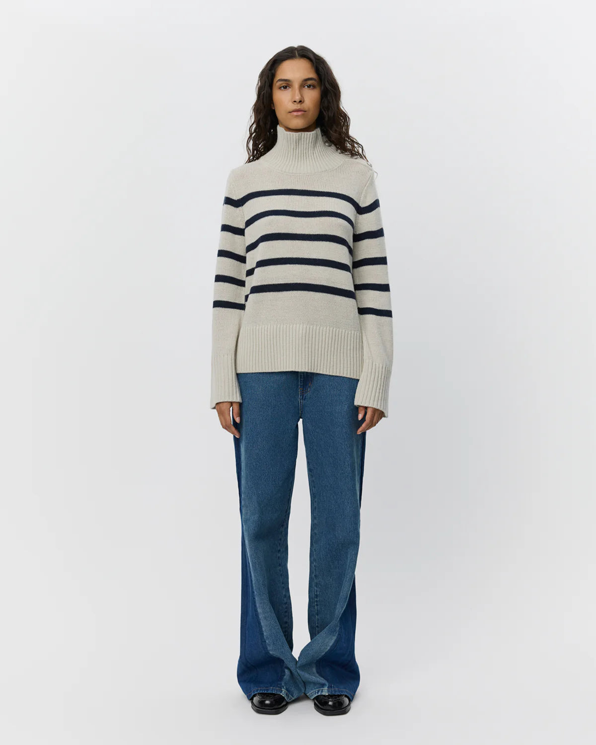 Grå stribet sweater med høj hals, knapper og ribkanter – MARGARETSW fra Sofie Schnoor hos butikalrum.dk