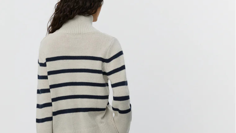 Grå stribet sweater med høj hals, knapper og ribkanter – MARGARETSW fra Sofie Schnoor hos butikalrum.dk