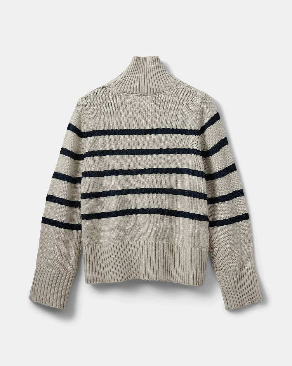 Grå stribet sweater med høj hals, knapper og ribkanter – MARGARETSW fra Sofie Schnoor hos butikalrum.dk
