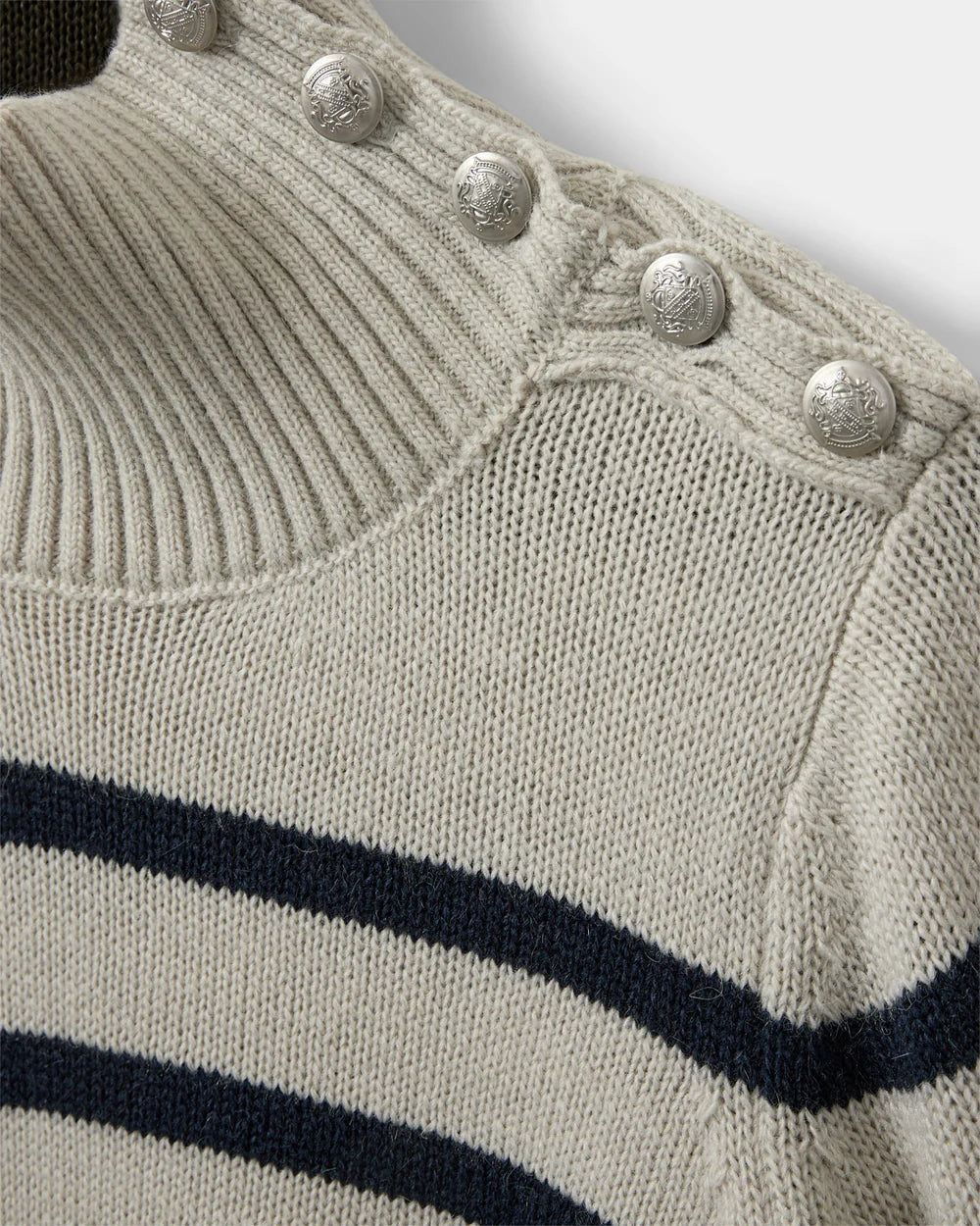 Grå stribet sweater med høj hals, knapper og ribkanter – MARGARETSW fra Sofie Schnoor hos butikalrum.dk
