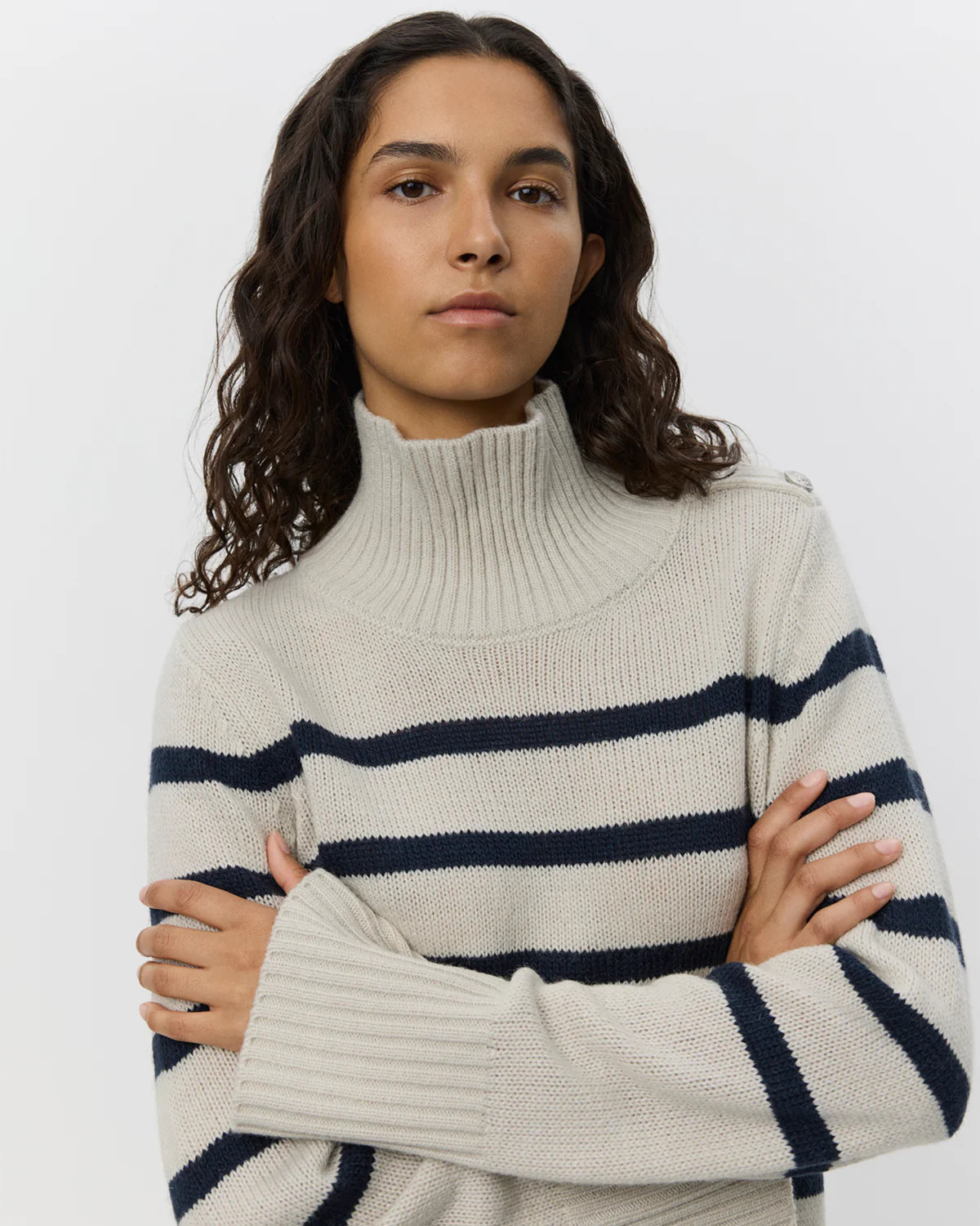 Grå stribet sweater med høj hals, knapper og ribkanter – MARGARETSW fra Sofie Schnoor hos butikalrum.dk