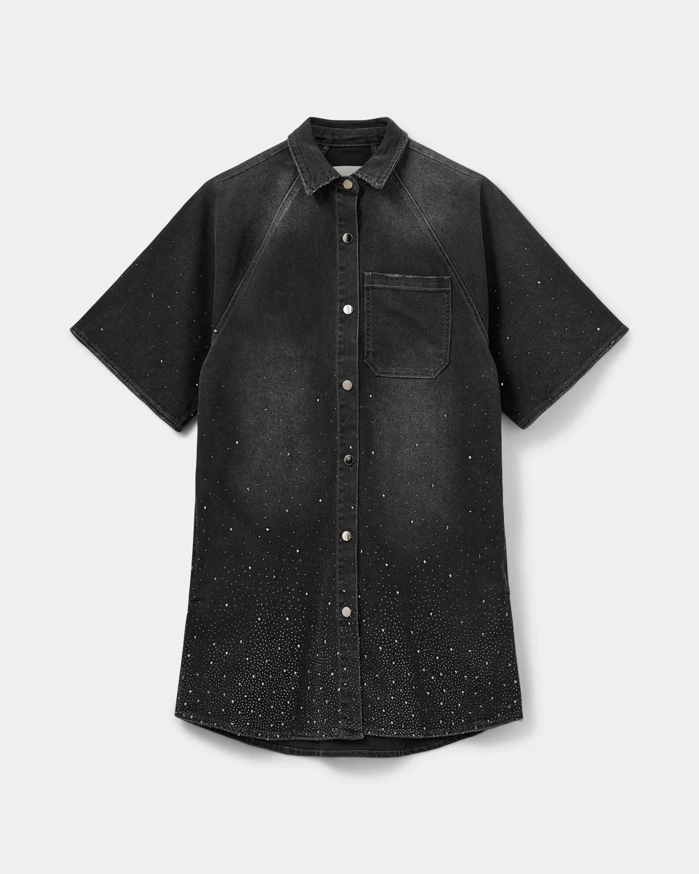 Lang denimskjorte i washed black med knapper og små similisten – MAYSW kjole fra Sofie Schnoor hos butikalrum.dk