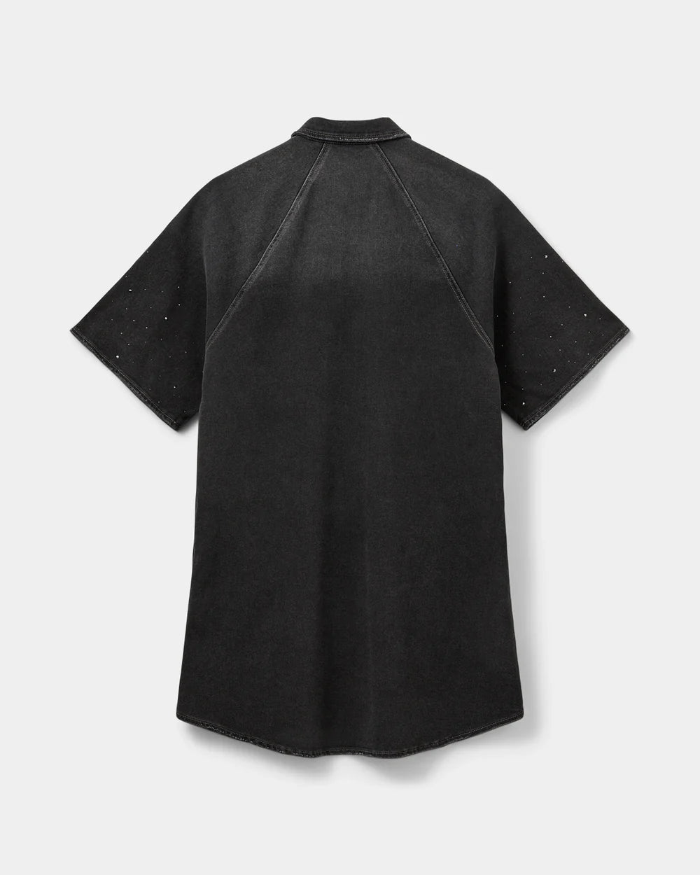 Lang denimskjorte i washed black med knapper og små similisten – MAYSW kjole fra Sofie Schnoor hos butikalrum.dk