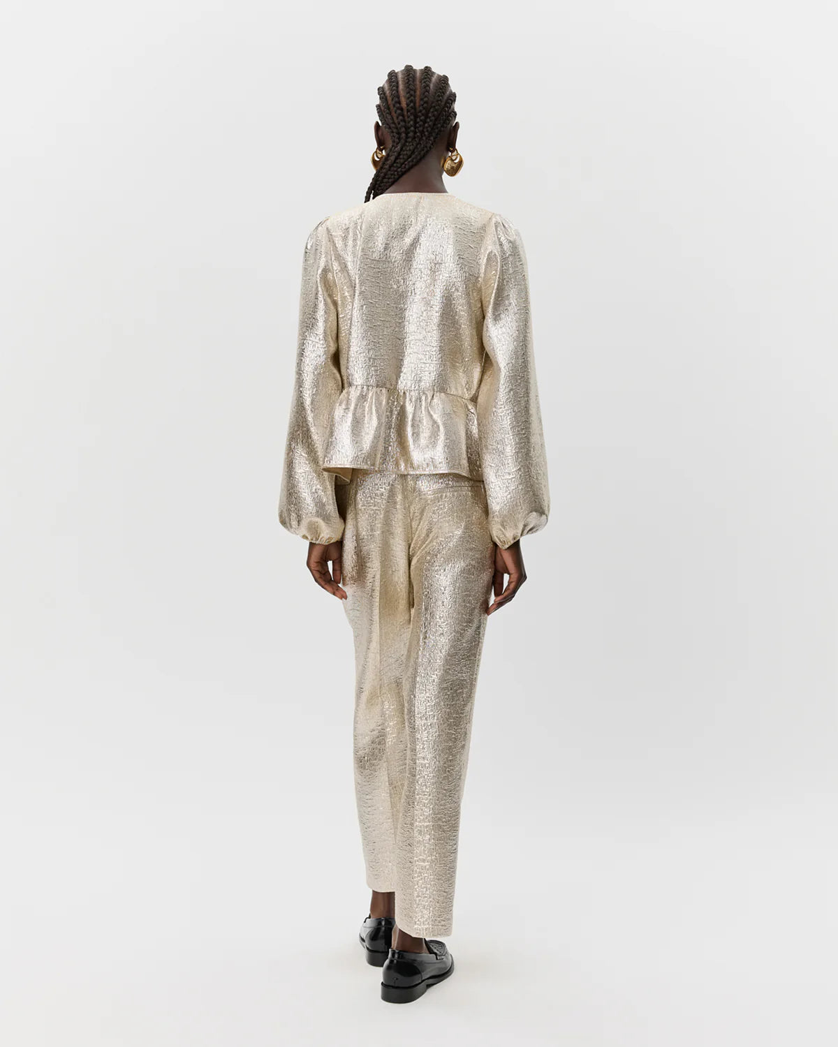 Let skinnende guldfarvet skjorte med peplum og bindebånd – fås hos butikalrum.dk