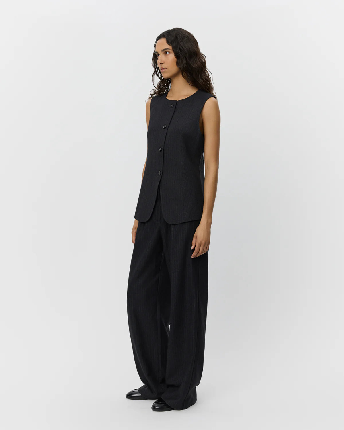 Sort nålestribet vest fra Sofie Schnoor – klassisk fit med knaplukning og figursyet design