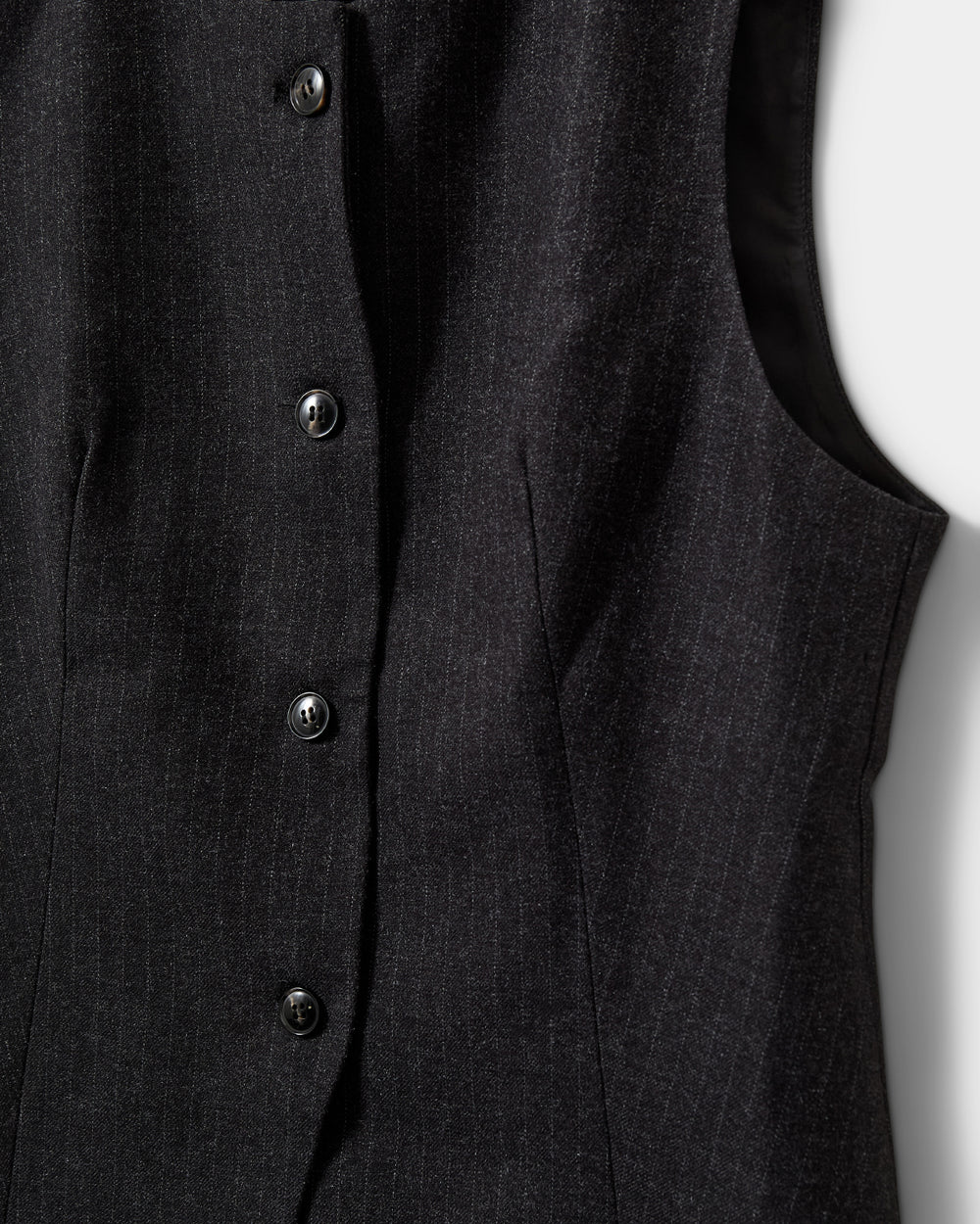 Sort nålestribet vest fra Sofie Schnoor – klassisk fit med knaplukning og figursyet design
